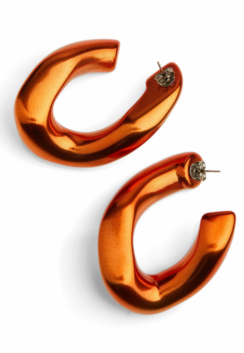 Orecchini ad anello in metallo arancione con finitura lucida; forma curva unica; dotati di perni per il fissaggio. Adatti per varie occasioni.
