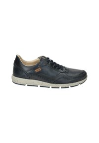 Zapatilla negra de cuero con acentos perforados, suela moteada en beige, cordones clásicos y una pequeña etiqueta de marca en el costado.
