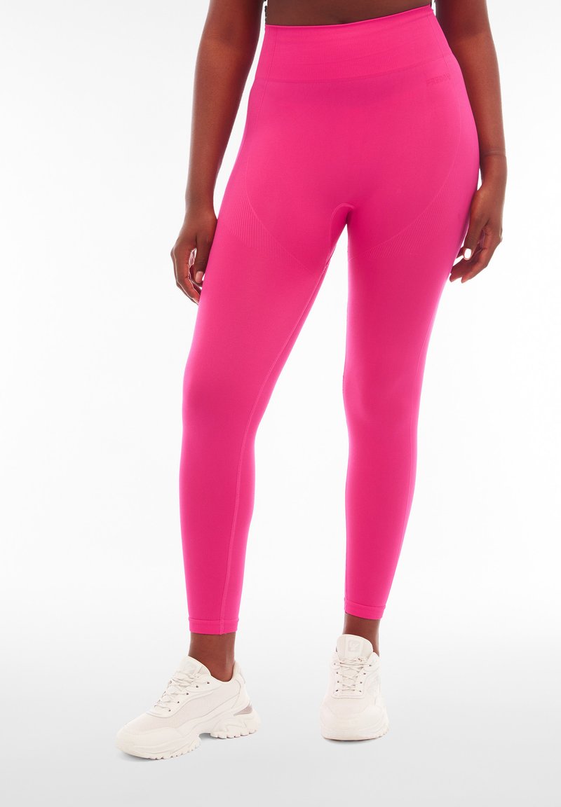 Leggings aderenti a vita alta in un vivace rosa, realizzati in materiale elasticizzato. Presentano una texture liscia e un design sottile attorno alla vita.