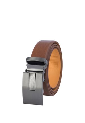 Cinturón de cuero marrón enrollado con una hebilla automática de trinquete metálica plateada que presenta un patrón rectangular texturizado.