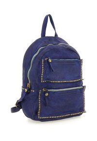 Zaino in pelle blu navy con due tasche frontali con zip bordate da borchie dorate e una maniglia superiori.