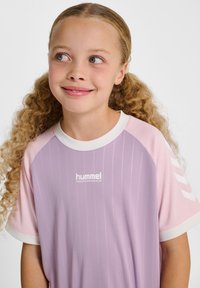 Paars- en roze sportshirt met korte mouwen en een witte kraag, met verticale strepen en het "hummel PERFORMANCE" logo op de voorkant.