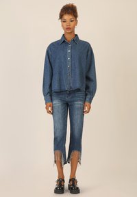 Apart MIT KRISTALLSTEINEN - Overhemdblouse - mittelblau
