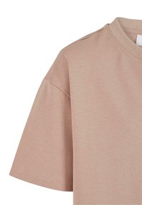 Bēša īsroku T-krekls ar apaļu kakla izgriezumu, redzama šūšana uz piedurknēm un kakla izgriezuma, attēlots no priekšpuses augšējā kreisajā pusē.