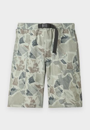 Heren knielange korte broek met grijs-beige abstract camouflagepatroon, zijzakken en een zwarte verstelbare gesp riem aan een elastische tailleband.