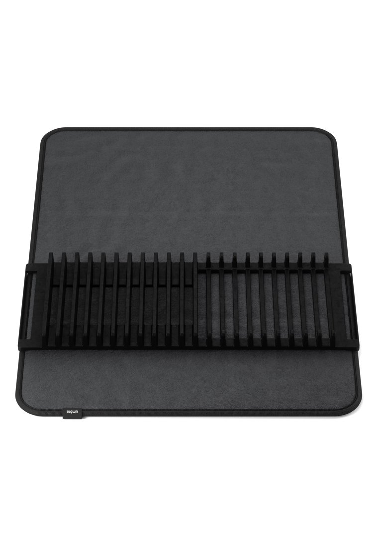 Schwarze Silikonmatte mit strukturierter Oberfläche und abnehmbaren, schwarzen Trennwänden im Rasterdesign. Die Kanten sind mit einer glatten, abgerundeten Kontur fertiggestellt.