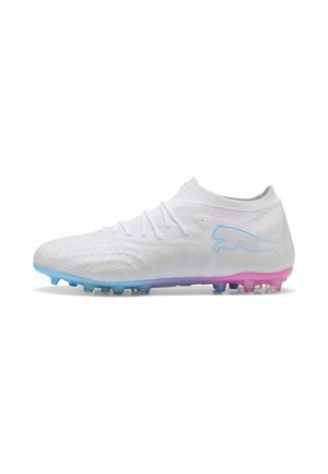 Weißer High-Top-Fußballschuh mit blauen und rosa Stollen an der Sohle und einem hellblauen Puma-Logo auf der linken Seite.