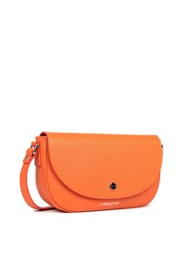 Borsa a mano in pelle arancione con pattina tondeggiante, chiusura a scatto e tracolla regolabile. Presenta un logo in tonalità argento sul davanti.