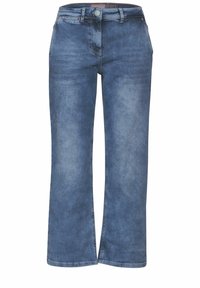 Jeans de denim azul de pierna ancha con una cintura entallada, que cuentan con un diseño clásico de cinco bolsillos y un ligero desvanecimiento. La tela tiene una textura suave y resistente.