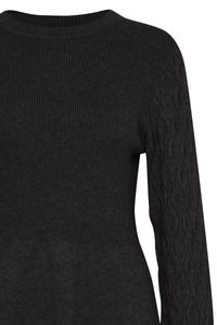 Maglione scuro lavorato a maglia con scollo rotondo a coste e maniche testurizzate con motivo a treccia. Il colore è nero intenso, che mette in risalto un tessuto liscio e caldo.