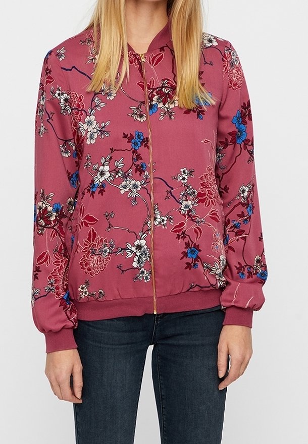 Blouson bomber floral en satin bordeaux avec une fermeture éclair dorée, orné de motifs floraux bleus et blancs, poignets côtelés et coupe décontractée.