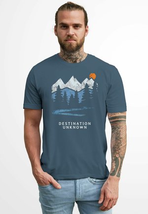BERGE WANDERN ADVENTURE OUTDOOR MINIMALISTISCHER FRONT RETRO FASHION STREETSTYLE NEVERLESS® - Print T-shirt - denim blue