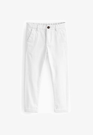 Pantalons en coton blanc à coupe droite, quatre poches, fermeture à bouton marron et ourlets retroussés. Texture lisse, design décontracté.