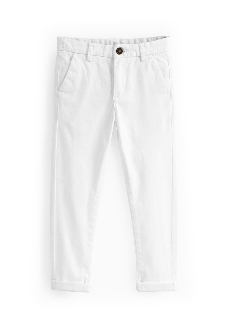 Pantalons en coton blanc à coupe droite, quatre poches, fermeture à bouton marron et ourlets retroussés. Texture lisse, design décontracté.