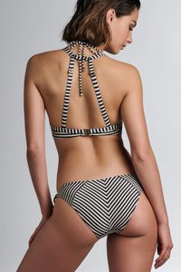 Haut de bikini rayé avec liens tour de cou et fermeture à agrafe, présentant des couleurs bleu marine et crème. Le bas comporte des rayures assorties et une coupe taille basse.