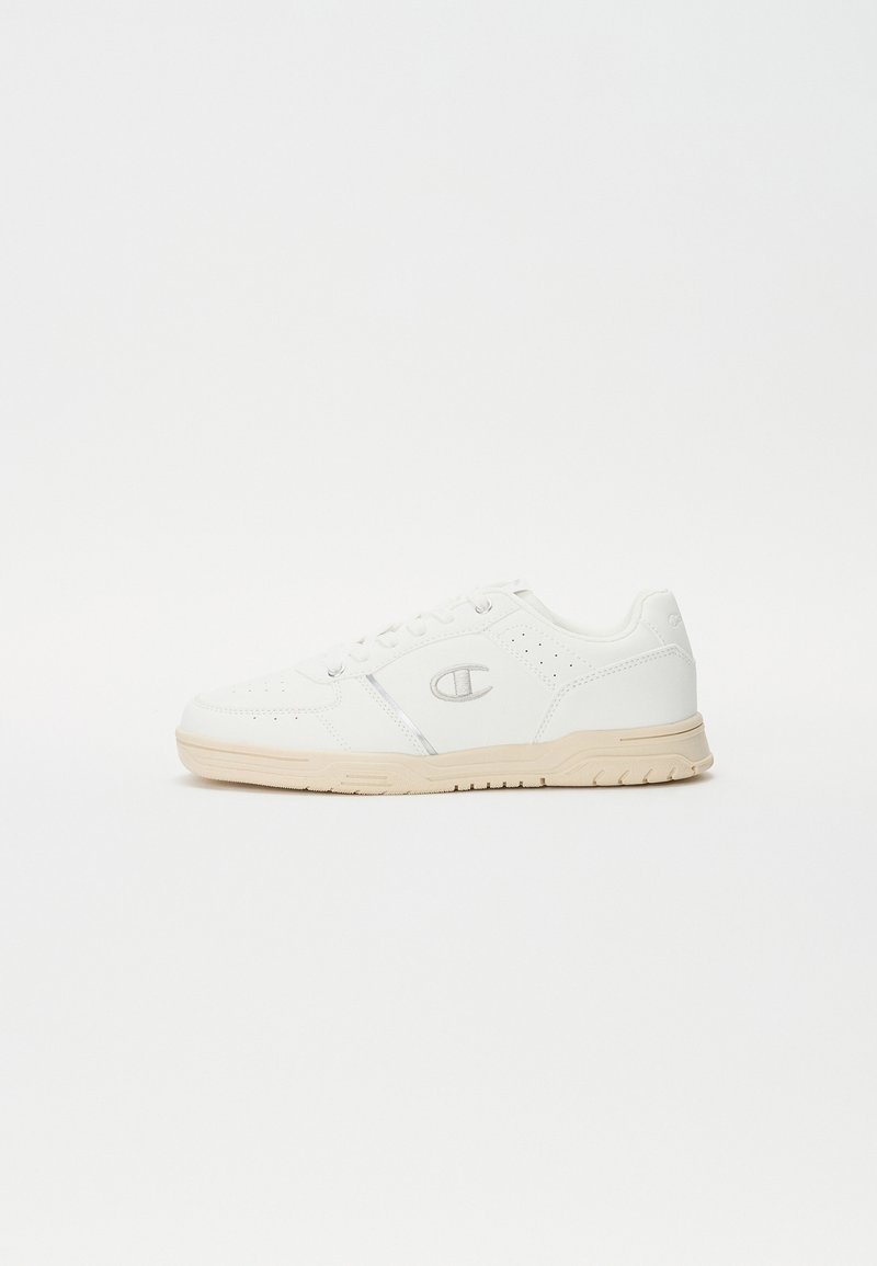Białe sneakersy wykonane z materiału syntetycznego, z niskim krojem, z perforowanymi akcentami i subtelną beżową podeszwą z logo po boku.