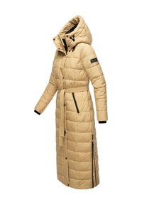 Manteau rembourré beige, design long et ceinturé, avec une capuche, des accents de fermeture éclair noirs et des poignets élastiques. Texture matelassée sur l'ensemble.