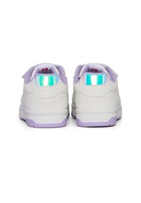 Białe sneakersy z purpurowymi akcentami, z gładką skórzaną cholewką, wyściełanym kołnierzem i odblaskowym detalem na pięcie. Masywna, teksturowana podeszwa.