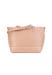 Roze leren handtas met een gestructureerde afwerking, met een goudkleurig logo en een afneembare schouderband. Vierkante vorm met witte accentstiksels.