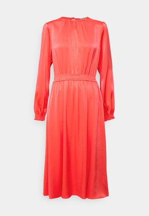 Rotes Satin-Kleid mit langen Ärmeln, gerafften Bündchen und einer gerafften Taille. Glatte Textur, knielanger Saum, runder Ausschnitt, Rückenschluss.