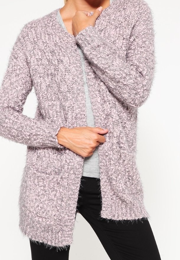 Ljuslila, mjuk stickad kofta med ribbat mönster, öppen fram, och långa ärmar. Har sidofickor och en avslappnad passform.