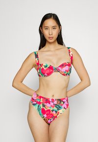 Kvitovaný bikini set s viacfarebným vzorom, ktorý obsahuje ružové, červené a zelené akcenty. Podprsenka má kosticu a široké ram straps; vysokopásové spodné diely.