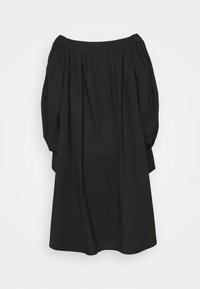 Černé šaty z bavlny s nařaseným pasem, dlouhými rukávy a délkou ke kolenům. Mají jednoduchý, nezdobený design.