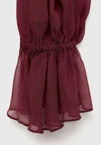 Bordeaux doorschijnend materiaal met een geraffineerde, elastische taille en een rucheszoom. Lichtgewicht en transparante textuur.