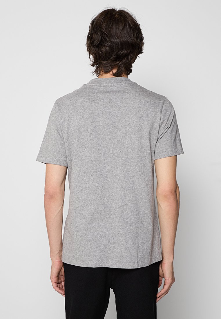 Grijze T-shirt met korte mouwen, gemaakt van zachte katoen, heeft een klassieke ronde hals en een ontspannen pasvorm, met minimale naden en een gladde textuur.