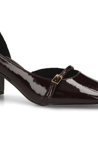 Zapato de tacón alto de charol burdeos, con punta puntiaguda, correa en el tobillo y tacón pequeño cuadrado. Textura suave con un acabado brillante.