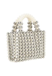 Borsa bianca e argento realizzata in perline tonde, con una forma strutturata e due manici di perline. Texture liscia con dettagli lucenti.