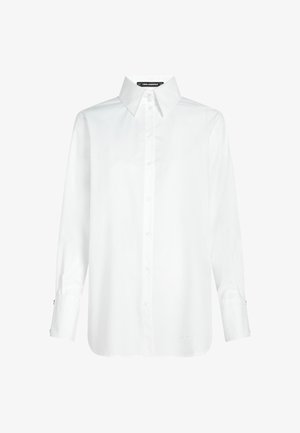 Cămașă albă cu guler clasic, mâneci lungi și croială normală. Prezintă detalii subtile de cusătură la manșete.