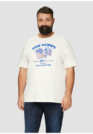Weiße Baumwoll-T-Shirt mit einem blauen grafischen Text "FISCH 'n CHIPS" und einer Illustration von Fisch und Pommes, kurze Ärmel, lockere Passform.
