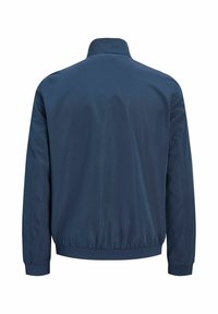 Veste bleu foncé à manches longues avec taille et poignets élastiques, col montant, vue de dos sur fond blanc.