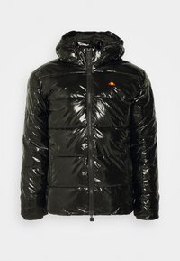 Černá lesklá prošívaná bunda s kapucí, zapínáním na zip a prošitými částmi. Na hrudi je malý vícbarevný logo.