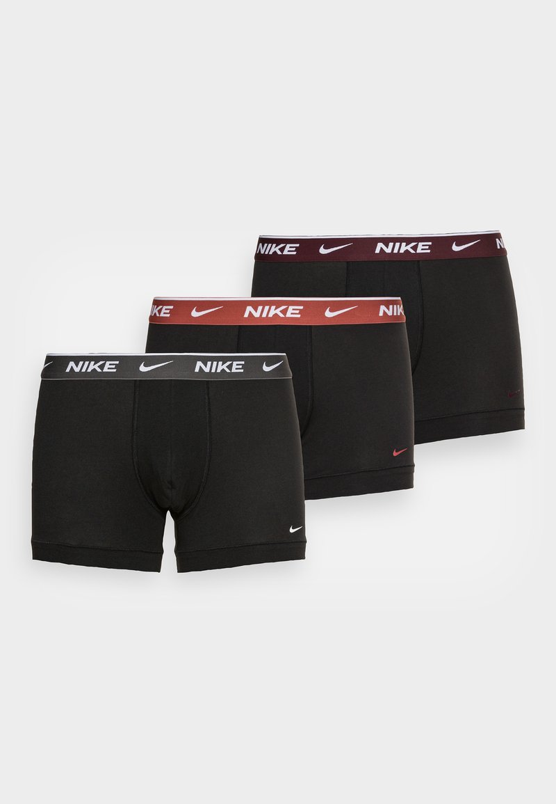 Drei Paare schwarzer Boxershorts mit elastischen Taillenbändern in Schwarz, Bordeauxrot und Rot. Jedes Paar hat ein weißes Nike-Logo auf dem Taillenband.