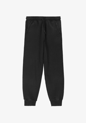 Czarne spodnie dresowe z fleecu z elastycznym pasem, sznurkiem do regulacji, bocznymi kieszeniami oraz ściągaczami przy kostkach na białym tle.