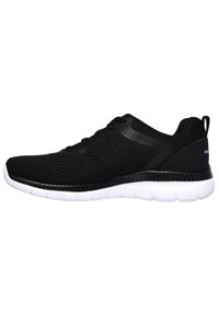 Schwarze Sportschuhe mit einem atmungsaktiven Obermaterial aus Mesh, strukturierten Akzenten und einer gepolsterten weißen Sohle. Mit Schnürverschluss.