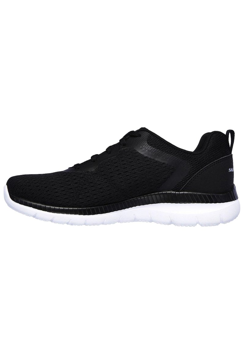 Schwarze Sportschuhe mit einem atmungsaktiven Obermaterial aus Mesh, strukturierten Akzenten und einer gepolsterten weißen Sohle. Mit Schnürverschluss.