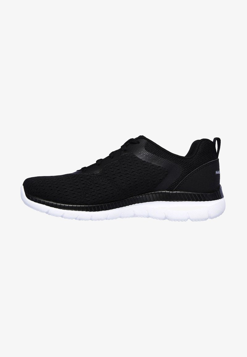 Schwarze Sportschuhe mit einem atmungsaktiven Obermaterial aus Mesh, strukturierten Akzenten und einer gepolsterten weißen Sohle. Mit Schnürverschluss.