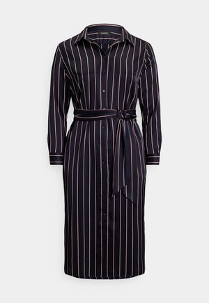 Marineblå skjortekjole med hvite og røde vertikale striper, lange ermer, knapper foran, krage og matchende belte i samme stoff bundet rundt midjen.