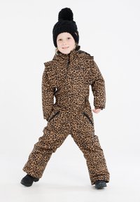 Leopardprint sneeuwpak in bruin en zwart, met een ritssluiting aan de voorkant, een gerimpelde kraag en elastische manchetten, gecombineerd met een zwarte gebreide muts.