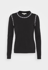 Schwarzer Pullover mit langen Ärmeln, gerippten Bündchen und einem runden Ausschnitt, der einen weißen MK-Trim an den Schultern aufweist. Weicher Strickstoff.