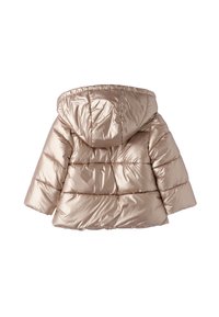 Chaqueta acolchada beige metálica con capucha, con un patrón de acolchado, puños elásticos y un corte relajado. Textura suave y brillante.