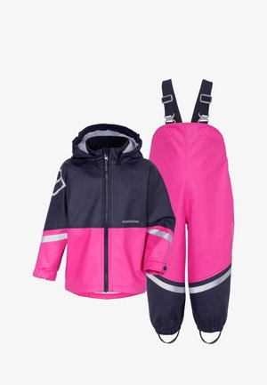 Zweiteiliges Regenanzug bestehend aus einer dunkelblauen Jacke mit pinken Akzenten und reflektierenden Streifen, kombiniert mit hellpinken, wasserdichten Hosen.