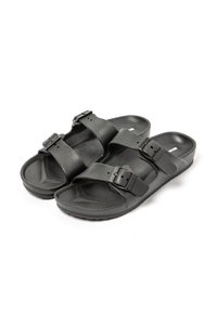 Sandalias negras con dos hebillas ajustables, parte superior texturizada, plantilla contorneada y una suela gruesa con un agarre texturizado para mayor estabilidad.