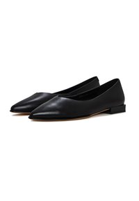 Chaussures plates en cuir noir avec un bout pointu et un petit talon rectangulaire. Texture lisse avec un design minimaliste. Accent doré sur la semelle.
