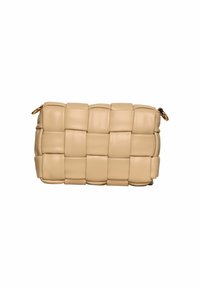 Borsa in pelle beige con design intrecciato, forma rettangolare, bordi arrotondati e accessori in oro. Texture liscia e aspetto imbottito.