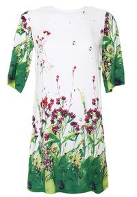 Vestido de manga corta en tela blanca con un vibrante estampado floral de flores rojas y moradas sobre un fondo de follaje verde en el dobladillo.