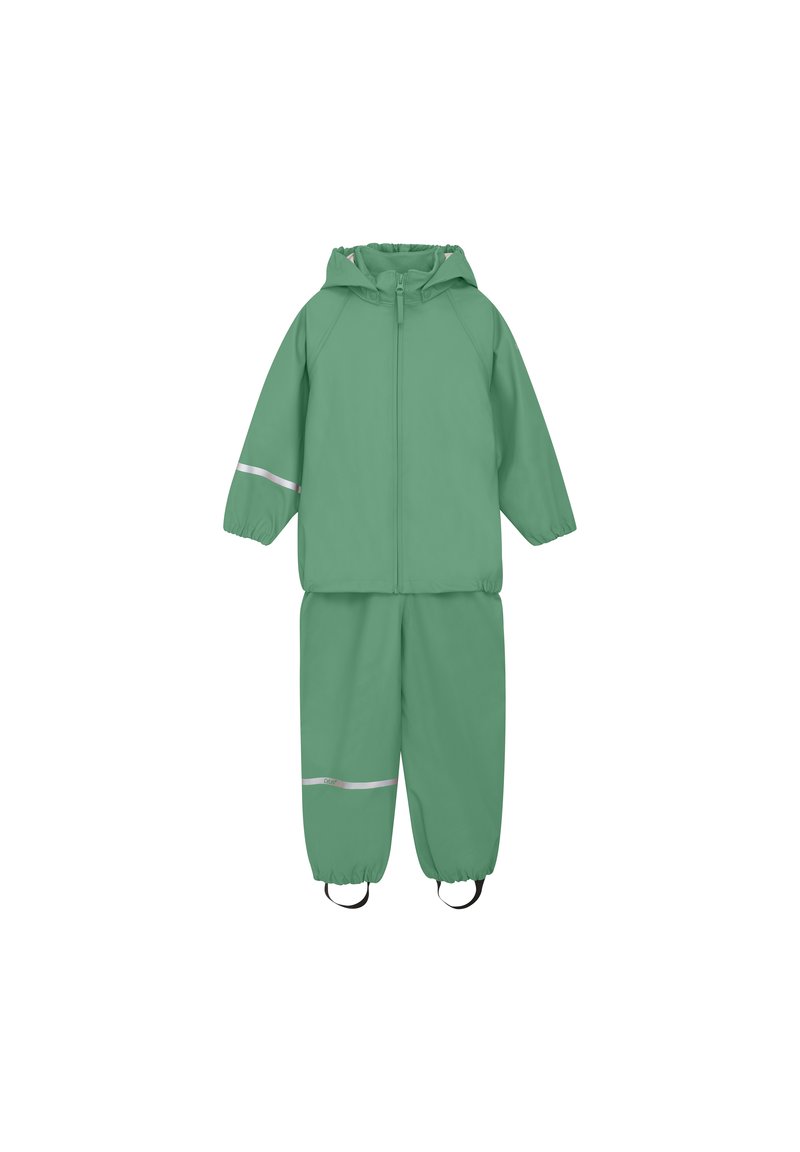 Groen waterdichte regenpak met een capuchon, elastische boorden en reflecterende strepen op de jas en broek; voorzien van verstelbare banden bij de enkels.
